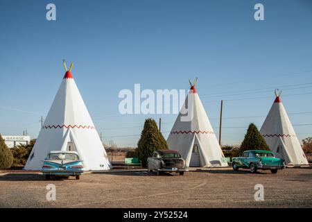 Tee-Pisse und alte Autos im Wigwam in Holbrook, Arizona Stockfoto