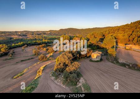ROC Gran (großer Felsen) von Sant Pere auf der Ebene von Sant Pere, in Navàs (Bages, Barcelona, ​​Catalonia, Spanien) ESP: ROC Gran (roca grande) de Sant Pere Stockfoto