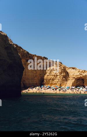 Blick auf den kleinen Strand Praia do Carvalho in der Algarve, Portugal. Stockfoto