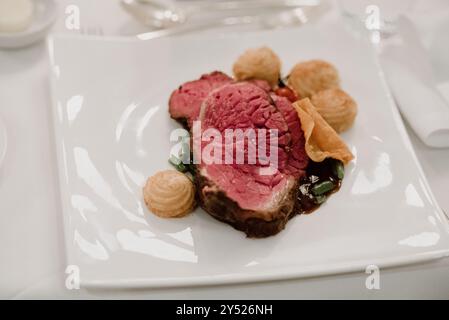 Perfekt gekochtes Roastbeef, Pommes duchesse in einem feinen Ambiente. Stockfoto