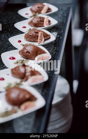 Überzogenes Schokoladenmousse mit Feigen und dekorativer Verzierung in einem Buffet Stockfoto