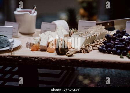 Käsebuffet mit verschiedenen Käsesorten, Früchten und Nüssen Stockfoto