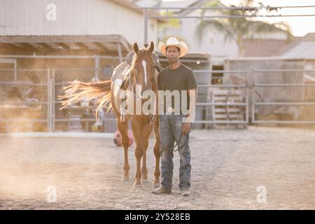 Mann und Pferd stehen nebeneinander Stockfoto