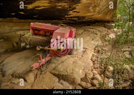 Kleine Höhle und Quelle von Sala, in der Nähe der Ebene von Sant Pere, in Navàs (Bages, Barcelona, ​​Catalonia, Spanien) ESP: Pequeña gruta y fuente de la Sala Stockfoto