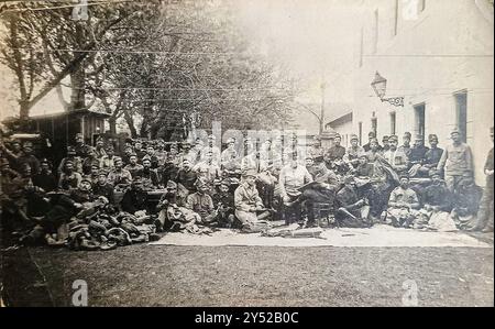 Subotica, Österreich-Ungarn - 24. Mai 1916: Foto der österreichisch-ungarischen Soldatengruppe am Ende der militärischen Ausbildung, bereit für den Krieg Stockfoto