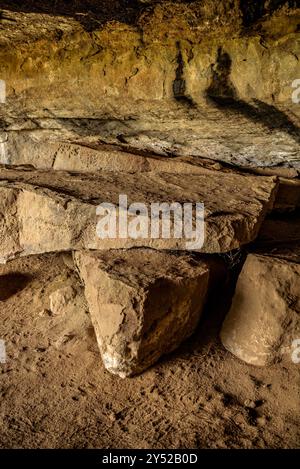 Kleine Höhle und Quelle von Sala, in der Nähe der Ebene von Sant Pere, in Navàs (Bages, Barcelona, ​​Catalonia, Spanien) ESP: Pequeña gruta y fuente de la Sala Stockfoto