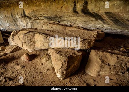 Kleine Höhle und Quelle von Sala, in der Nähe der Ebene von Sant Pere, in Navàs (Bages, Barcelona, ​​Catalonia, Spanien) ESP: Pequeña gruta y fuente de la Sala Stockfoto