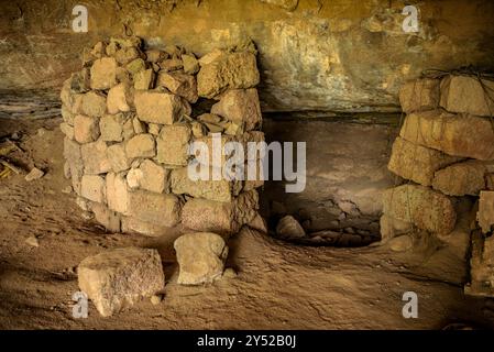 Kleine Höhle und Quelle von Sala, in der Nähe der Ebene von Sant Pere, in Navàs (Bages, Barcelona, ​​Catalonia, Spanien) ESP: Pequeña gruta y fuente de la Sala Stockfoto