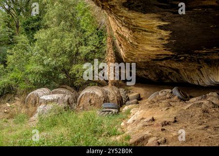 Kleine Höhle und Quelle von Sala, in der Nähe der Ebene von Sant Pere, in Navàs (Bages, Barcelona, ​​Catalonia, Spanien) ESP: Pequeña gruta y fuente de la Sala Stockfoto