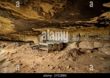 Kleine Höhle und Quelle von Sala, in der Nähe der Ebene von Sant Pere, in Navàs (Bages, Barcelona, ​​Catalonia, Spanien) ESP: Pequeña gruta y fuente de la Sala Stockfoto