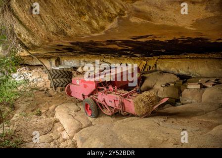 Kleine Höhle und Quelle von Sala, in der Nähe der Ebene von Sant Pere, in Navàs (Bages, Barcelona, ​​Catalonia, Spanien) ESP: Pequeña gruta y fuente de la Sala Stockfoto