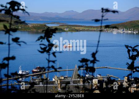 Oban, Schottland, Großbritannien. September 2024. Herrliches warmes und sonniges Wetter in Oban und an der Westküste mit Blick auf die Stadt und den Hafen und Blick auf die Berge von Mull. Die sonnigen Bedingungen werden voraussichtlich über das Wochenende andauern. Blick vom McCaig's Tower. Quelle: Craig Brown/Alamy Live News Stockfoto