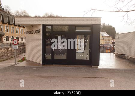 Modernes öffentliches Toilettengebäude mit zugänglichem Eingang Stockfoto