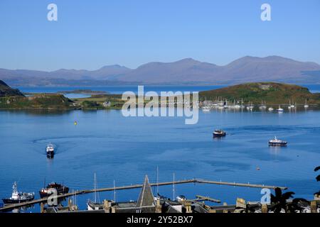 Oban, Schottland, Großbritannien. September 2024. Herrliches warmes und sonniges Wetter in Oban und an der Westküste mit Blick auf die Stadt und den Hafen und Blick auf die Berge von Mull. Die sonnigen Bedingungen werden voraussichtlich über das Wochenende andauern. Blick vom McCaig's Tower. Quelle: Craig Brown/Alamy Live News Stockfoto