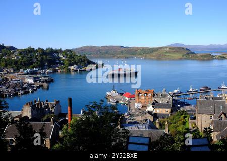 Oban, Schottland, Großbritannien. September 2024. Herrliches warmes und sonniges Wetter in Oban und an der Westküste mit Blick auf die Stadt und den Hafen, die sonnigen Bedingungen werden voraussichtlich über das Wochenende andauern. Caledonian MacBrayne Fähre „Isle of Mull“, Abfahrt nach Craignure auf der Isle of Mull. Blick vom McCaig's Tower. Quelle: Craig Brown/Alamy Live News Stockfoto