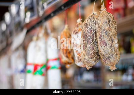 Trockenfleisch hängt in einem italienischen Delikatessengeschäft in San Francisco Little I Stockfoto