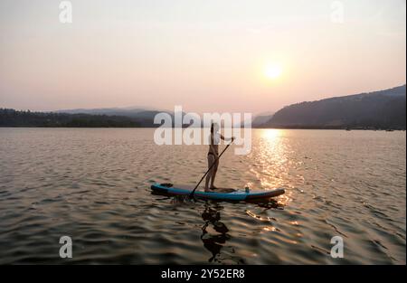 Eine junge Frau paddelt allein auf dem Columbia River. Stockfoto