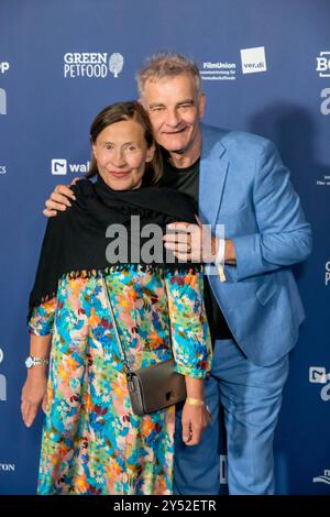 GER, Berlin, Heinrich Schafmeister mit Ehefrau Jutta Schafmeister, bei der Verleihung Deutscher Schauspielpreis 2024 im Club Theater Berlin. 13.09.2024 *** GER, Berlin, Heinrich Schafmeister mit seiner Frau Jutta Schafmeister, bei der Verleihung des Deutschen Schauspielpreises 2024 im Club Theater Berlin 13 09 2024 Copyright: HMBxMedia/ManfredxBehrens Stockfoto