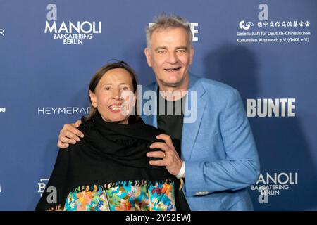 GER, Berlin, Heinrich Schafmeister mit Ehefrau Jutta Schafmeister, bei der Verleihung Deutscher Schauspielpreis 2024 im Club Theater Berlin. 13.09.2024 *** GER, Berlin, Heinrich Schafmeister mit seiner Frau Jutta Schafmeister, bei der Verleihung des Deutschen Schauspielpreises 2024 im Club Theater Berlin 13 09 2024 Copyright: HMBxMedia/ManfredxBehrens Stockfoto