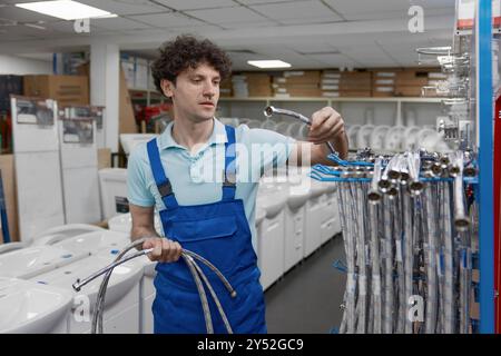 Mann Klempner hält Leitungen im Einkaufszentrum Stockfoto