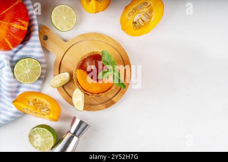 Thanksgiving Margarita, Süßer Kürbis Sträucher Cocktail, Alkohol leckeres Herbstgetränk auf weißem Hintergrund mit Scheiben Kürbisse, Kopierraum Stockfoto
