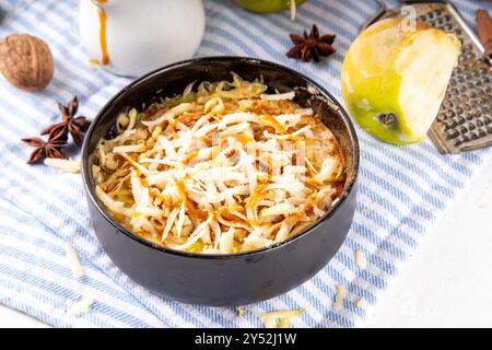 Apfelkuchen mit Fruchteis, viraler trendiger Snack mit gefrorener Apfelrasierung, Zimt- und Karamellsauce Stockfoto