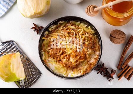 Apfelkuchen mit Fruchteis, viraler trendiger Snack mit gefrorener Apfelrasierung, Zimt- und Karamellsauce Stockfoto