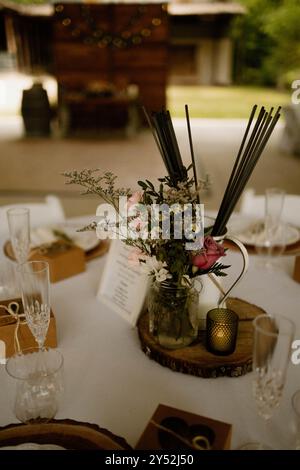 Tisch für Hochzeitsempfang mit Blumenarrangements Stockfoto