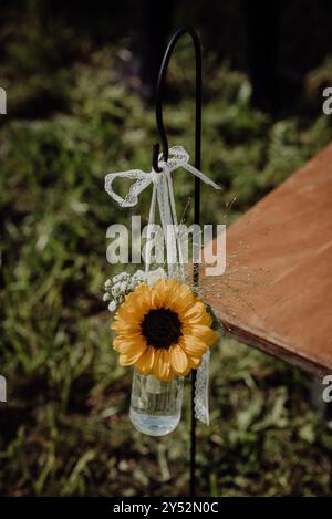 Ländliche Hochzeitsdekor mit Sonnenblume, Spitzenband, gypsophila in einem Glas Stockfoto