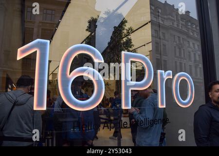 London, England, Großbritannien. September 2024. Schaufenster des Apple Stores in der Regent Street, da das iPhone 16 in Großbritannien verkauft wird. (Kreditbild: © Vuk Valcic/ZUMA Press Wire) NUR REDAKTIONELLE VERWENDUNG! Nicht für kommerzielle ZWECKE! Stockfoto