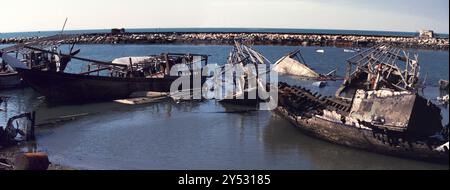 Am 8. März 1991 wurde Kuwaits zerstörte Dau-Flotte von der irakischen Armee verbrannt und befindet sich im Hafen der alten Schiffe in Kuwait City. Die hölzernen Fischerboote sind Kuwaits nationales Symbol. Stockfoto