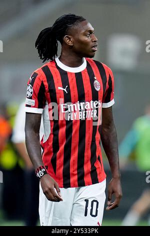 Mailand, Italien. September 2024. Rafael Leao vom AC Milan sieht sich beim Spiel der UEFA Champions League 2024/25 Phase MD1 zwischen dem AC Milan und Liverpool FC am 17. September 2024 im Stadio San Siro in Mailand an. Quelle: Giuseppe Maffia/Alamy Live News Stockfoto