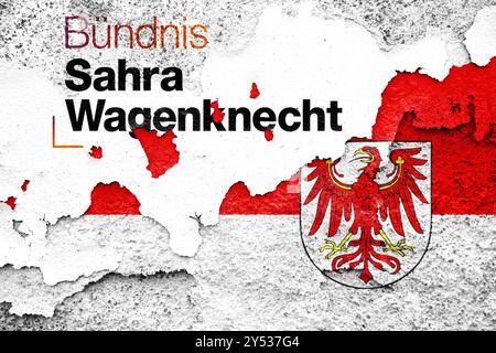 Deutschland - 20. September 2024: Symbolisches Bild der Landtagswahl in Brandenburg. BSW Alliance Sahra Wagenknecht Party Logo zusammen mit dem Wappen Brandenburgs auf einer gerissenen Mauer. FOTOMONTAGE *** Symbolbild Landtagswahl in Brandenburg. BSW Bündnis Sahra Wagenknecht Parteilogo zusammen mit dem Wappen von Brandenburg auf einer rissigen Mauer. FOTOMONTAGE Stockfoto