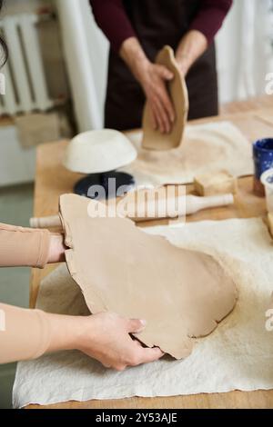 Ein Paar formt freudig Ton in schöne Töpferformen. Stockfoto