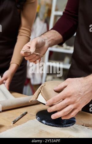 Zwei Künstler kreieren Keramik nebeneinander in einem gemütlichen, modernen Raum. Stockfoto