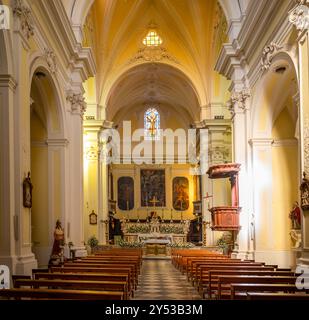 Das Innere der wunderschönen barocken Mutterkirche St. Andreas des Apostels oder Chiesa Madre in Presicce, Provinz Lecce, Apulien, Italien. Stockfoto