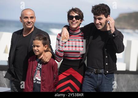 Eduard Fernandez, der spanische Schauspieler Tomas Martin, die spanische Schauspielerin Greta Fernandez und Alex Monner besuchten La hija de un Ladron / Tochter Eines Diebes während des 67. San Sebastian International Film Festivals am 25. September 2019 im Kursaal Palace in Donostia/San Sebastian, Spanien. Stockfoto