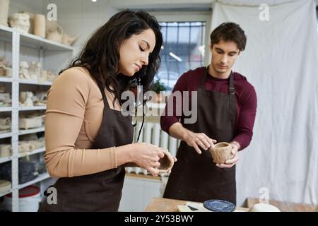 Ein Paar bastelt gemeinsam Töpferwaren und teilt Liebe und Kreativität in ihrer Kunst. Stockfoto