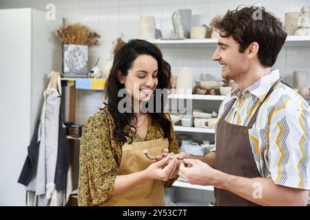 Kombinieren Sie fröhlich bastelnde Töpferei, teilen Sie Lächeln und Kreativität. Stockfoto