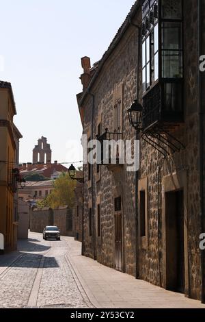 Avila, Castilla y Leon, Spanien – 17. August 2024: Kopfsteinpflasterstraßen und Fassaden historischer Steinhäuser in der Altstadt von Avila Stockfoto