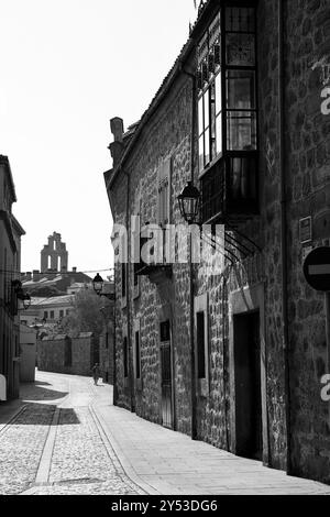 Avila, Castilla y Leon, Spanien – 17. August 2024: Kopfsteinpflasterstraßen und Fassaden historischer Steinhäuser in der Altstadt von Avila Stockfoto