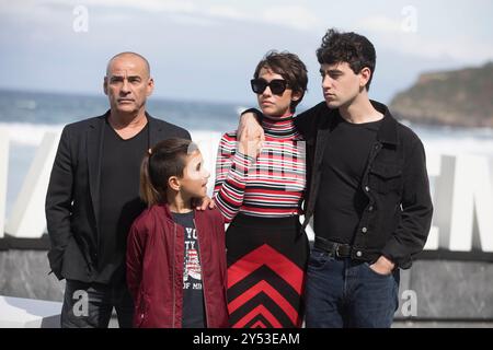 Eduard Fernandez, der spanische Schauspieler Tomas Martin, die spanische Schauspielerin Greta Fernandez und Alex Monner besuchten La hija de un Ladron / Tochter Eines Diebes während des 67. San Sebastian International Film Festivals am 25. September 2019 im Kursaal Palace in Donostia/San Sebastian, Spanien. Stockfoto