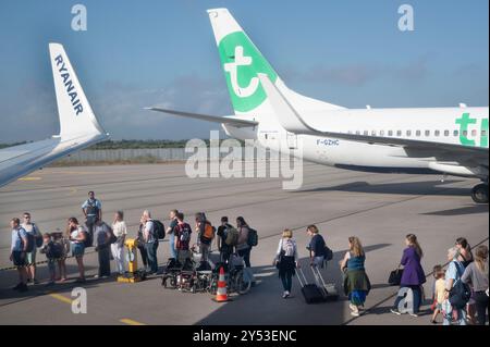 Perpignan, Frankreich. Flughafen mit Ryan Flug nach Stanstead und Transavia Flug nach Paris. Stockfoto