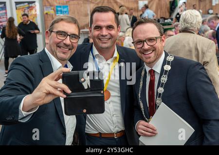 644. Diepholzer Großmarkt - Festredner Sven Ambrosy erhielt Diepholzer ganz überreicht / 20.09.2024, Festzelt, Diepholz, 644. Diepholzer Großmarkt - Festredner Sven Ambrosy erhielt Diepholzer ganz überreicht, im Bild im Großen Festzelt ging es am Freitag 20.09.2024 um 11 Uhr mit dem Frühschoppen der Stadt Diepholz für geladene Gäste weiter. Der Festredner kam in diesem Jahr aus dem Landkreis Friesland. Sven Ambrosy ist dort seit 2003 Landrat. Seit März 2022 ist er außerdem Präsident des Niedersächsischen Landkreistages und seit September 2022 Vizepräsident des Deutschen Landkreistages. Traditionen Stockfoto