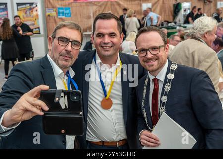 644. Diepholzer Großmarkt - Festredner Sven Ambrosy erhielt Diepholzer ganz überreicht / 20.09.2024, Festzelt, Diepholz, 644. Diepholzer Großmarkt - Festredner Sven Ambrosy erhielt Diepholzer ganz überreicht, im Bild im Großen Festzelt ging es am Freitag 20.09.2024 um 11 Uhr mit dem Frühschoppen der Stadt Diepholz für geladene Gäste weiter. Der Festredner kam in diesem Jahr aus dem Landkreis Friesland. Sven Ambrosy ist dort seit 2003 Landrat. Seit März 2022 ist er außerdem Präsident des Niedersächsischen Landkreistages und seit September 2022 Vizepräsident des Deutschen Landkreistages. Traditionen Stockfoto