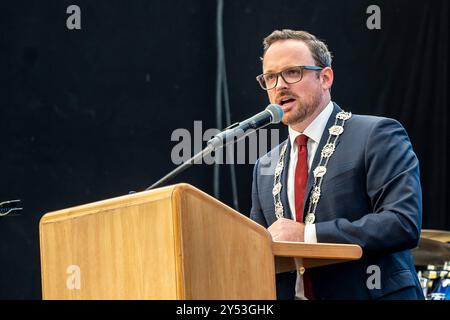 644. Diepholzer Großmarkt - Festredner Sven Ambrosy erhielt Diepholzer ganz überreicht / 20.09.2024, Festzelt, Diepholz, 644. Diepholzer Großmarkt - Festredner Sven Ambrosy erhielt Diepholzer ganz überreicht, im Bild im Großen Festzelt ging es am Freitag 20.09.2024 um 11 Uhr mit dem Frühschoppen der Stadt Diepholz für geladene Gäste weiter. Der Festredner kam in diesem Jahr aus dem Landkreis Friesland. Sven Ambrosy ist dort seit 2003 Landrat. Seit März 2022 ist er außerdem Präsident des Niedersächsischen Landkreistages und seit September 2022 Vizepräsident des Deutschen Landkreistages. Traditionen Stockfoto