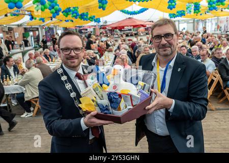 644. Diepholzer Großmarkt - Festredner Sven Ambrosy erhielt Diepholzer ganz überreicht / 20.09.2024, Festzelt, Diepholz, 644. Diepholzer Großmarkt - Festredner Sven Ambrosy erhielt Diepholzer ganz überreicht, im Bild im Großen Festzelt ging es am Freitag 20.09.2024 um 11 Uhr mit dem Frühschoppen der Stadt Diepholz für geladene Gäste weiter. Der Festredner kam in diesem Jahr aus dem Landkreis Friesland. Sven Ambrosy ist dort seit 2003 Landrat. Seit März 2022 ist er außerdem Präsident des Niedersächsischen Landkreistages und seit September 2022 Vizepräsident des Deutschen Landkreistages. Traditionen Stockfoto