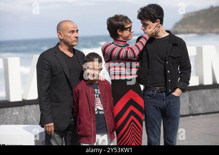 Eduard Fernandez, der spanische Schauspieler Tomas Martin, die spanische Schauspielerin Greta Fernandez und Alex Monner besuchten La hija de un Ladron / Tochter Eines Diebes während des 67. San Sebastian International Film Festivals am 25. September 2019 im Kursaal Palace in Donostia/San Sebastian, Spanien. Stockfoto
