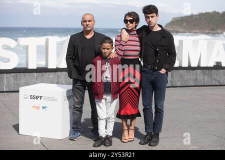 Eduard Fernandez, der spanische Schauspieler Tomas Martin, die spanische Schauspielerin Greta Fernandez und Alex Monner besuchten La hija de un Ladron / Tochter Eines Diebes während des 67. San Sebastian International Film Festivals am 25. September 2019 im Kursaal Palace in Donostia/San Sebastian, Spanien. Stockfoto