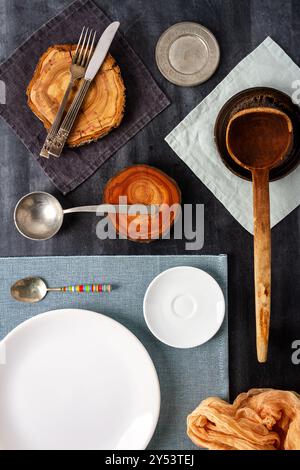 Verschiedene Küchengegenstände und Tischdecken auf schwarzem Tafel Hintergrund. Flache Lagen. Draufsicht. Stockfoto